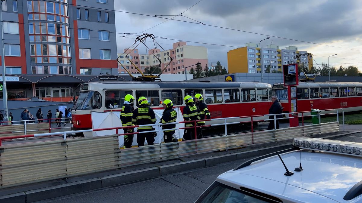 V pražských Řepích srazila v úterý odpoledne projíždějící tramvaj chodce. Muž na místě zemřel